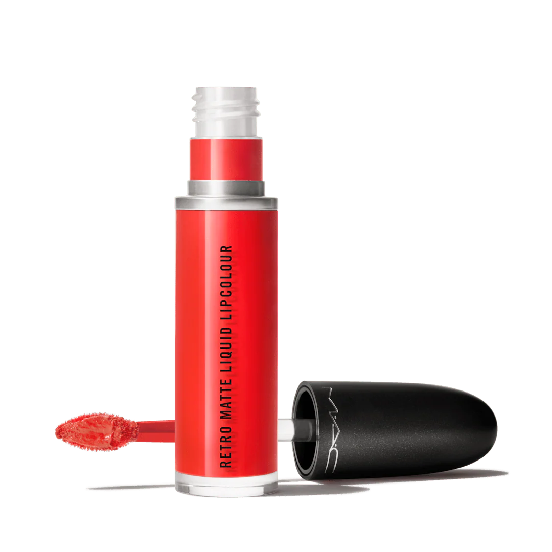 أحمر شفاه MAC Powder Kiss Liquid Lipcolour بلمسة مطفية ضبابية خفيفة وترطيب مريح